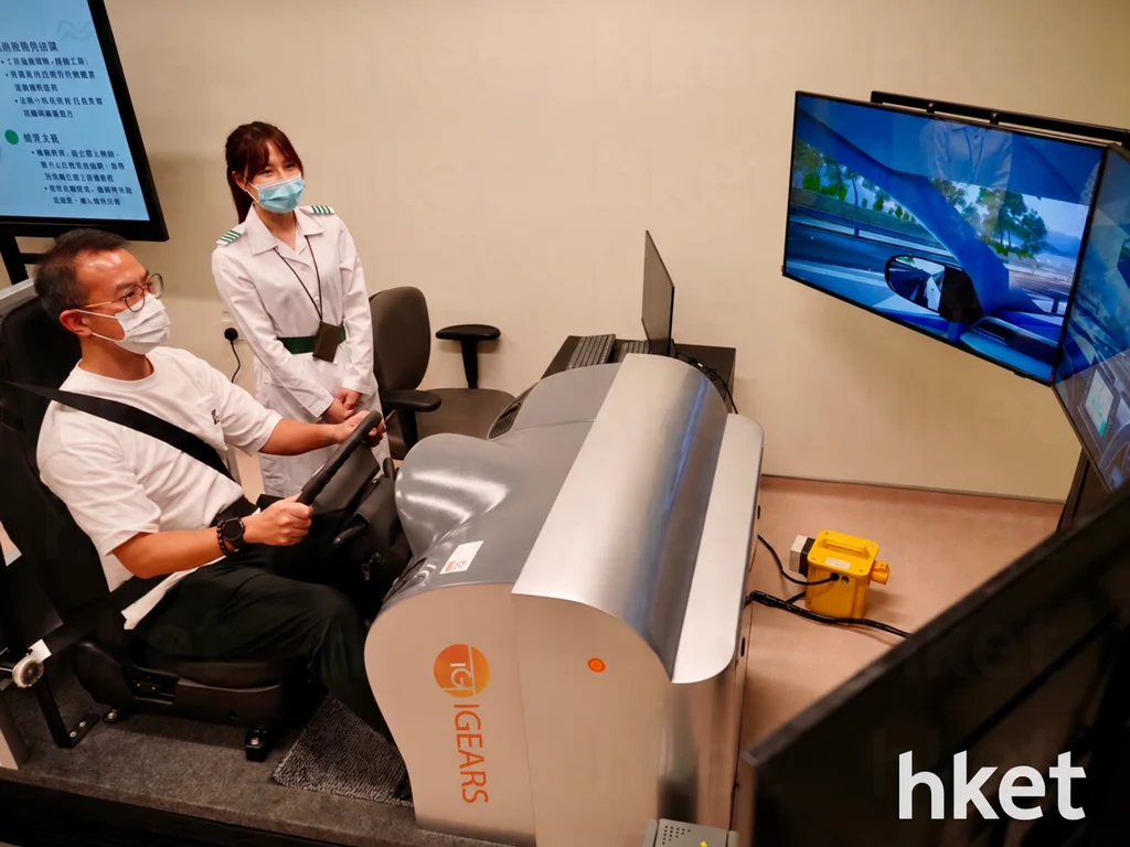 iGears 同事在葵涌醫院示範駕駛模擬系統，醫護人員在旁；設備外殼標誌已改為 iGears。